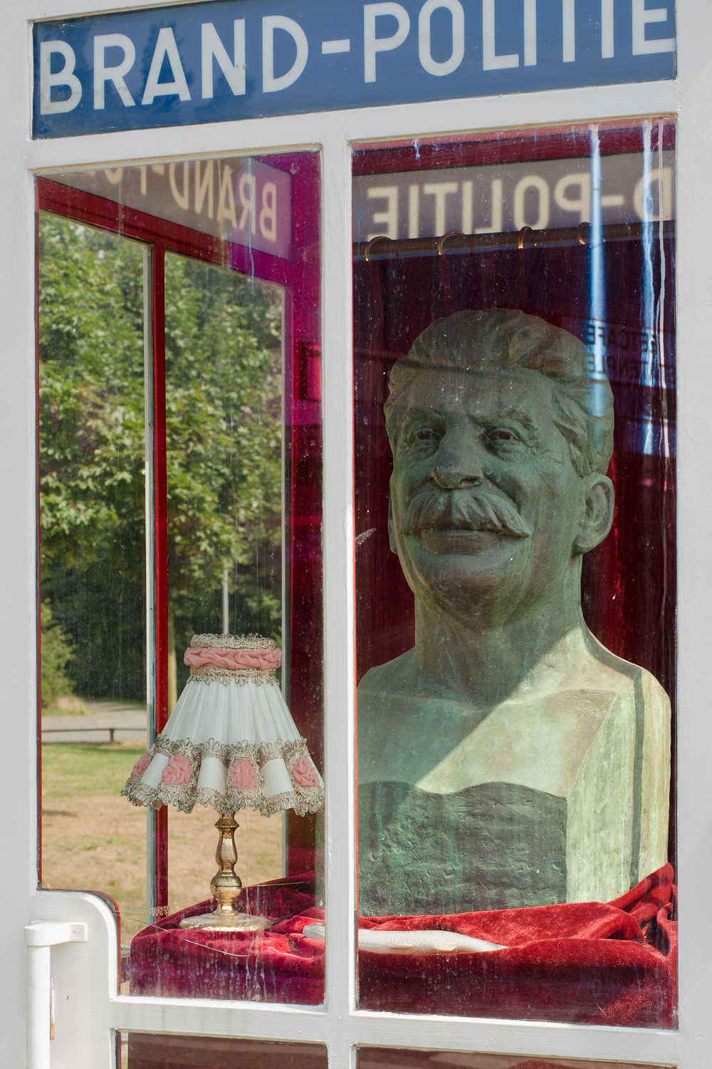 Phone box with bust of Stalin - Buitenkunst Den Haag