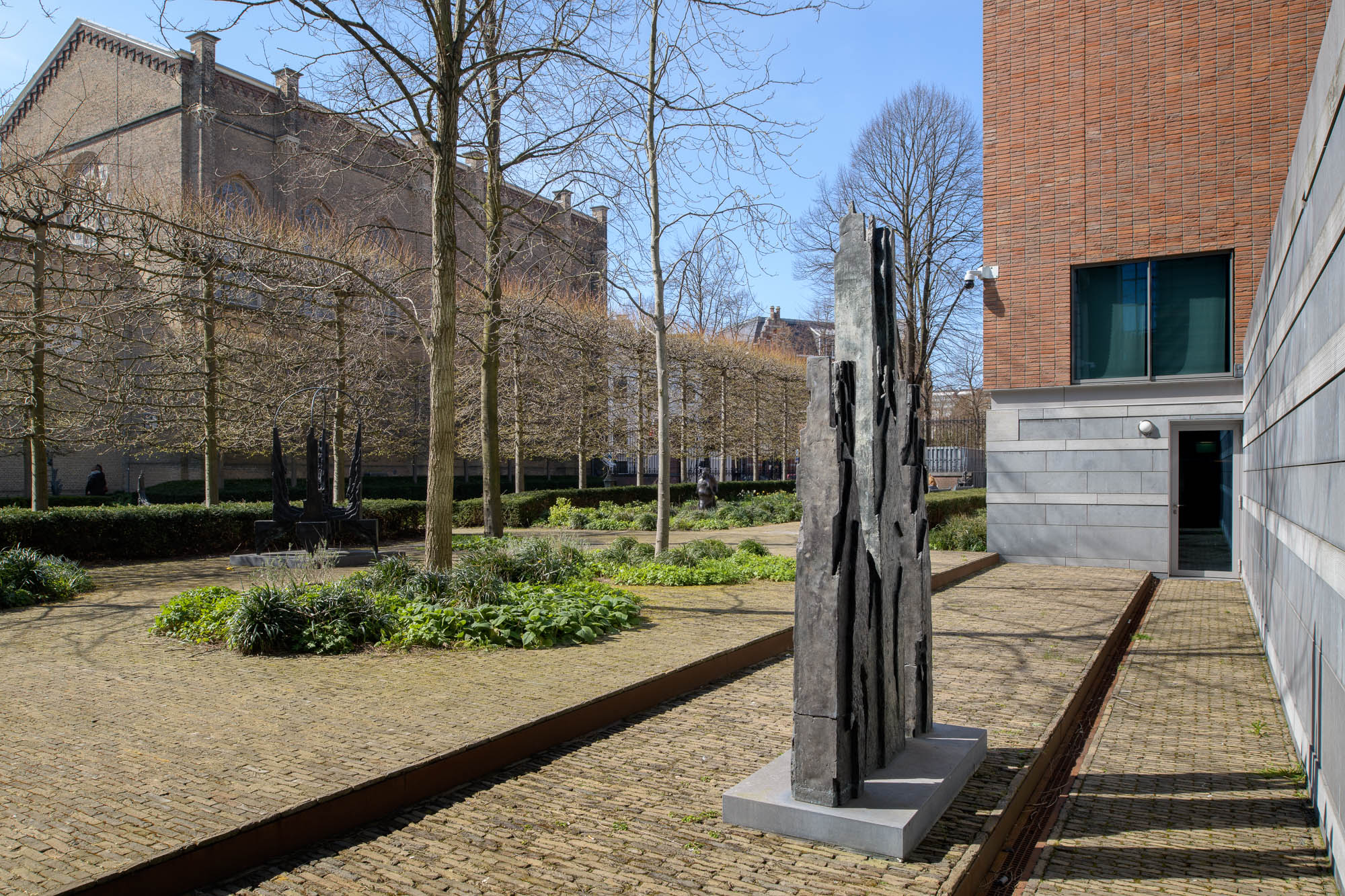 Filosofisch Emulatie uitspraak Diverse beelden tuin Raad van State - Buitenkunst Den Haag - Buitenkunst  Den Haag